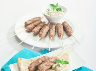 Souvlaki con salsa allo yogurt greco