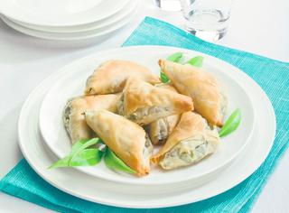 Triangoli di pasta fillo con feta e spinaci