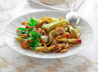 Cardi in padella con carciofi