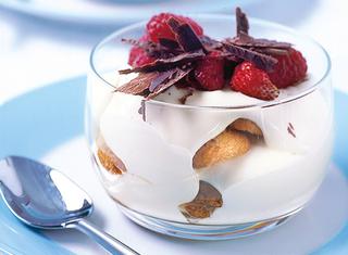 Tiramisù ai pavesini con frutti rossi