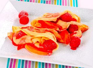 Crepes dolci con frutta e crema