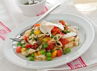 Insalata di pasta fredda con verdure e formaggio
