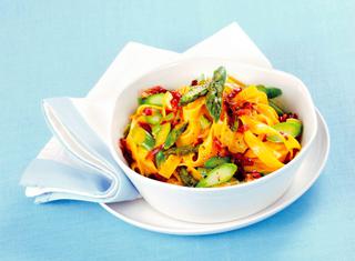 Tagliatelle agli asparagi, panna e prosciutto