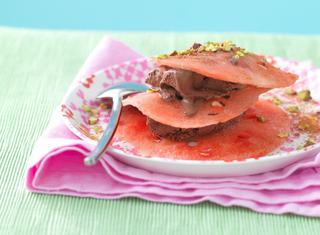 Dolce millefoglie di anguria e gelato