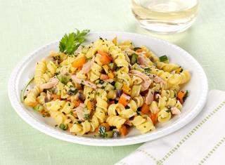Pasta con tonno, zucchine e carote