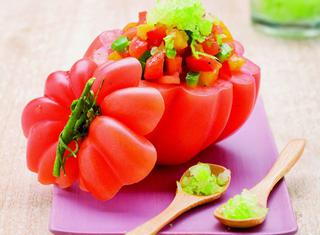 Pomodori crudi ripieni con sorbetto