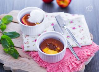 Come preparare le pesche caramellate