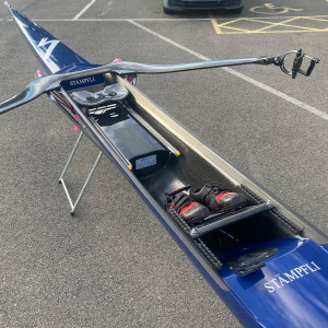 Stämpfli A1 Single Scull (2022) – 70kg | Carbon Rear Wing Rigger | Immaculate Condition
