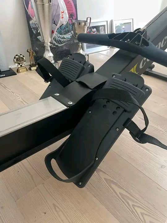 For sale rarely used Concept 2 rowing machine. - image 4