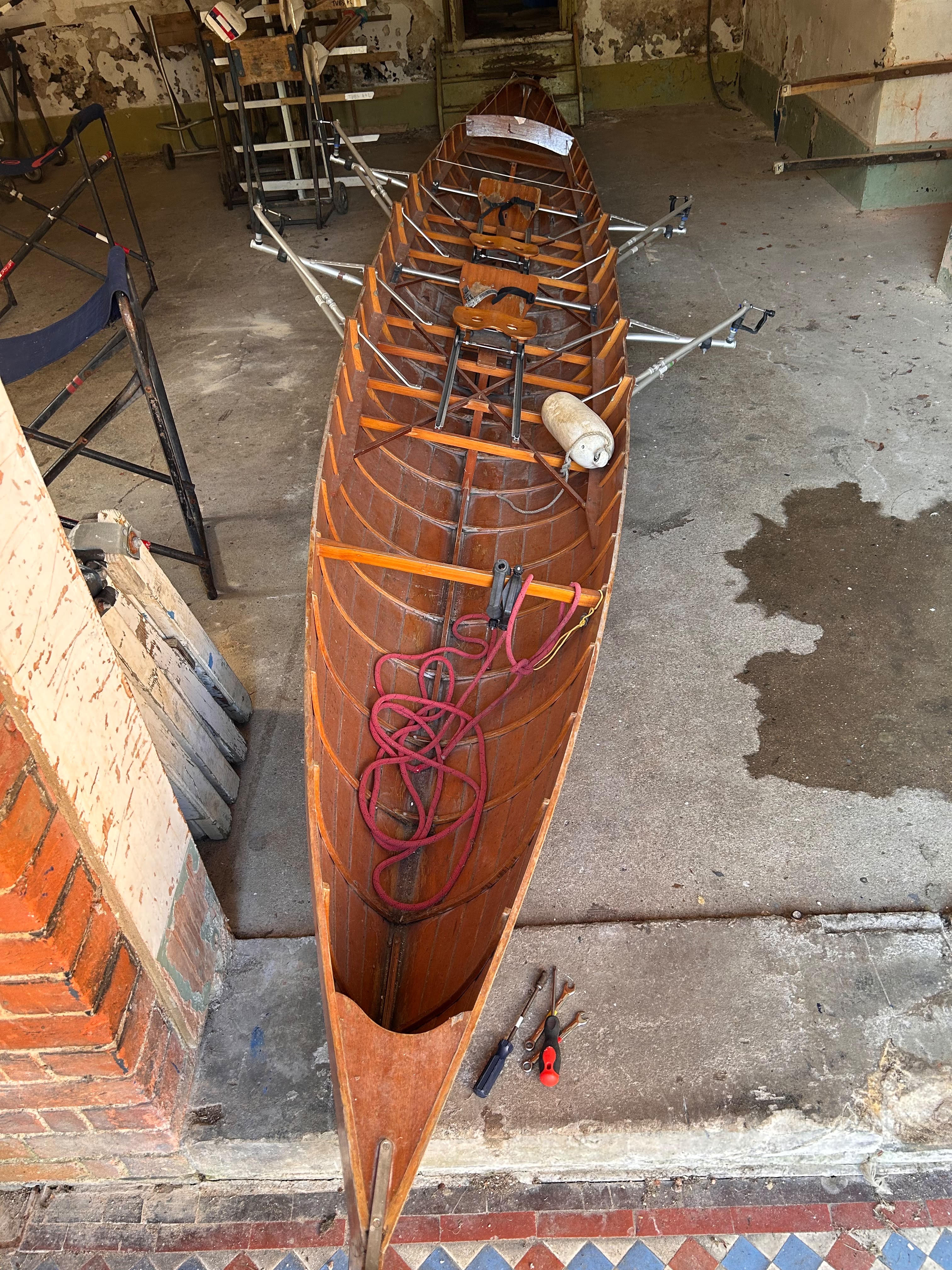 Browns of Durham clinker tub 2x/+ with wooden sculls - image 3