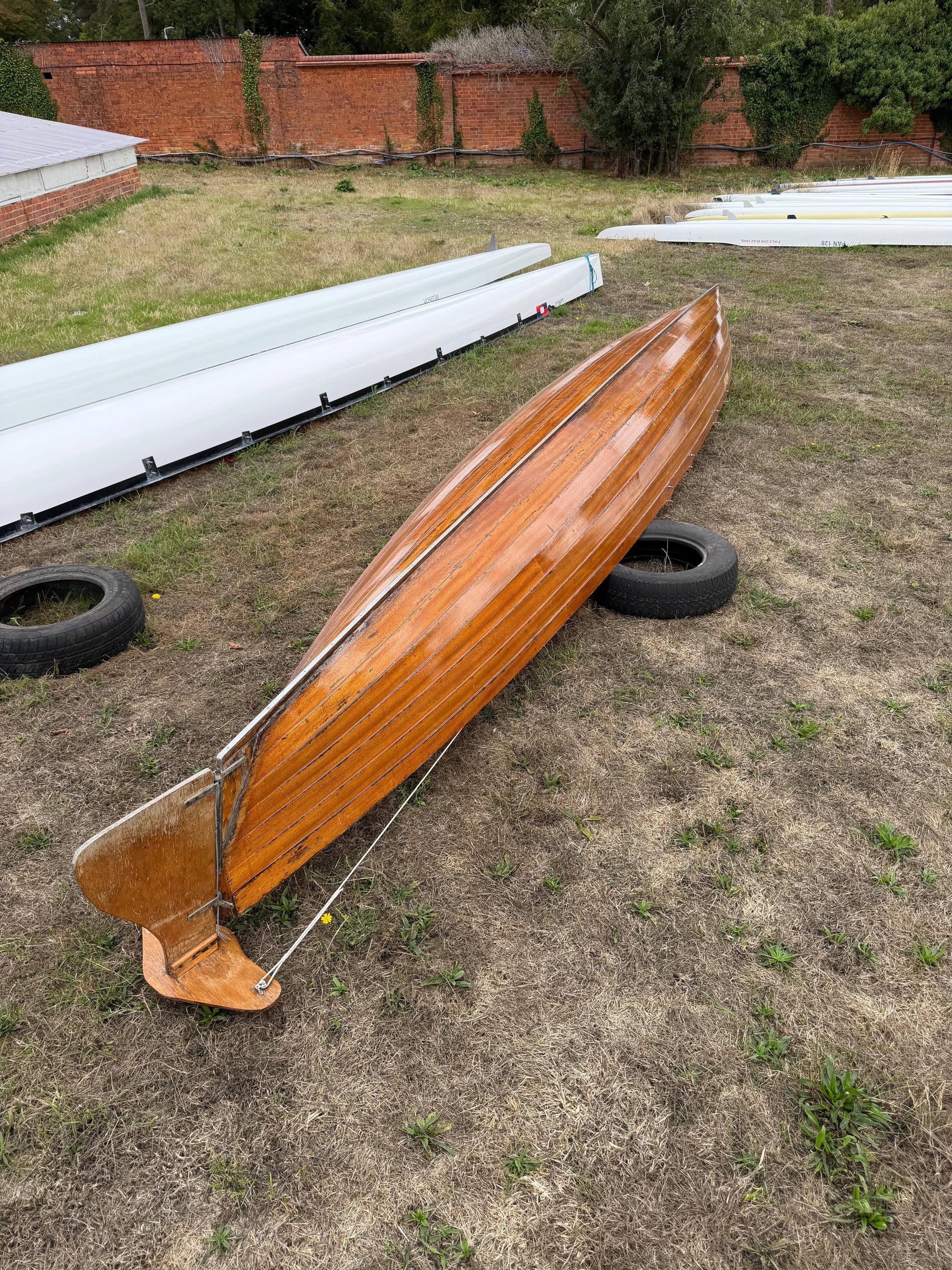 Browns of Durham clinker tub 2x/+ with wooden sculls - image 2