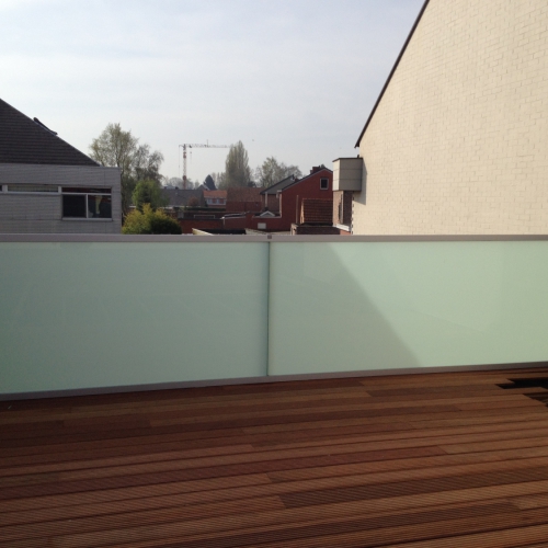 Buitenbalustrade in mat glas, met metalen kader