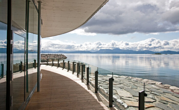 Inngangsparti til Oseana Kunst- og Kultursenter med Schüco glassfasade som speiler fjorden i Os kommune.