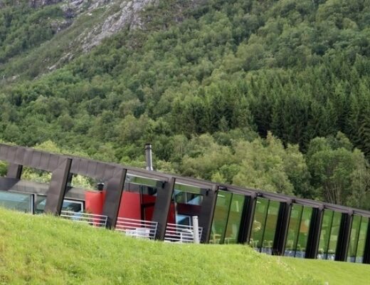 Arkitekttegnet, langstrakt hytte i Meringdal på ett plan med flere stålelementer og Schüco glassfasade.