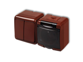 JUNIOR IP54 Wyłącznik podwójny świecznikowy z gniazdem pojedynczym z uziemieniem (klapka dymna: przesłony torów prądowych) brązo