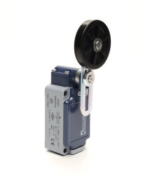 Łącznik krańcowy L52 w obudowie metalowej 1R+1Z krótka nieregulowana dźwignia z rolką z gumy T0-L52K13MEL122