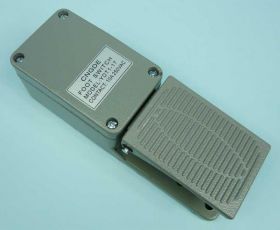 PRZEŁ.NOŻNY 10A/250V ON-(ON)