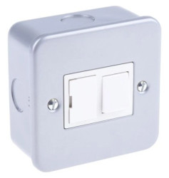 Gniazda i łączniki linii odgałęźnej 13A Montaż powierzchniowy 250V ac