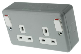 Gniazdo wtykowe Typ G - brytyjski natynkowe MK Electric ścieżki: podwójne z przełącznikiem 13A