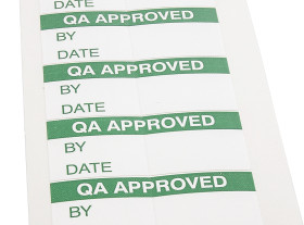 Etykieta samoprzylepna z nadrukiem tekst QA Approved 140 szt. RS PRO Klej