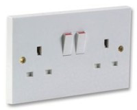GAC250GBX2-NTW Gniazdo 230V - standard brytyjski - 3 biegunowe 16A, 230V natynkowe, z wyłącznikiem, podwójne