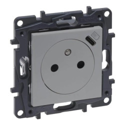 Niloe Step Gniazdo zasilające 2P+Z z USB typu C umieszczonym w plakietce, zaciski automatyczne, z przesłoną aluminium 863338