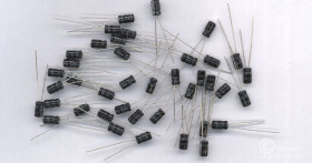 2,2uF/63V/105C MINIATUROWY = 2,2uF/100V/105C (OPAK. 20 SZT.) KONDENSATOR ELEKTROLITYCZNY