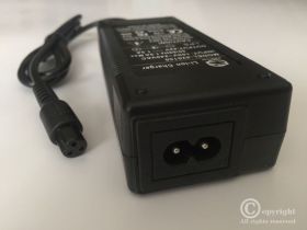 ZASILACZ IMPULSOWY 42V 1,5A WTYK MINI DIN 3PIN DO HULAJNÓG I DESKOROLEK (ZASIMP42015A)