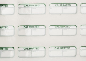 Etykieta zielona z nadrukiem tekst Calibrated 120 szt. RS PRO Klej