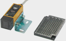 Czujniki fotoelektryczne Retrorefleksyjny w obudowie prostokątnej Omron NPN zakres 300 mm Podczerwień