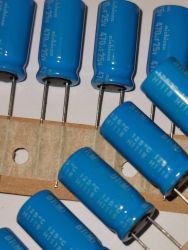 470U/25V KONDENSATOR ELEKTROLITYCZNY 105'C 10x20mm nichicon