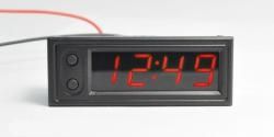 Panelowy zegar LED 4.5-30V z podwójnym termometrem oraz woltomie