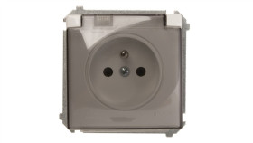 Simon Basic Gniazdo Bryzgoszczelne Z/U Ip44 Z Klapką Dymną Białe Bmgz1b.01/11A