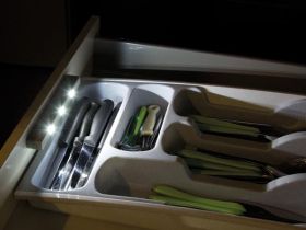 AUTOMATYCZNE OSWIETLENIE WNETRZA SZUFLAD