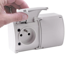 VIPLAST KOALA Gniazdo Podwójne Natynkowe z Białymi Klapkami z Uziemieniem Bolcem Białe Bryzgoszczelne