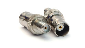Przejście Adapter BNC (gniazdo) / SMA (gniazdo) do łączenia kamer monitoringu i systemów antenowych