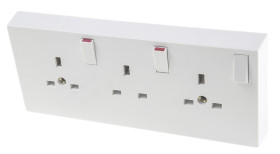 Gniazdo wtykowe Typ G - brytyjski natynkowe RS PRO ścieżki: potrójne z przełącznikiem 13A Zacisk śrubowy