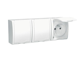 AQUARIUS Gniazdo potrójne z uziemieniem i przesłonami n/t IP54 białe AQGZ1-3z/11 KONTAKT SIMON