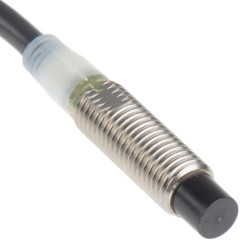 Czujnik zbliżeniowy M8 Indukcyjny 4 mm Omron Niewpuszczany 12 → 24 V DC długość 27mm Gwintowany