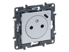 NILOE STEP Gniazdo pojedyncze z uziemieniem z USB typu C umieszczonym w plakietce zaciski automatyczne z przesłoną aluminium 863