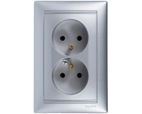 VALENA Gniazdo podwójne z/u 16A IP20 aluminium 770278