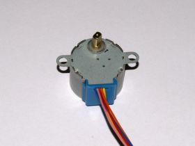 Mały silnik krokowy - 64 kroki, 5V
