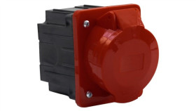 Gniazdo Siłowe Tablicowe Skośne 32A 4P /Fe/ Z Puszką