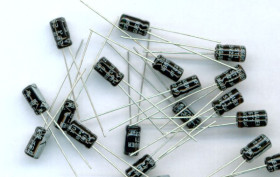 22uF/25V/105C MINIATUROWY 4x7mm (OPAK. 20 SZT.) KONDENSATOR ELEKTROLITYCZNY MIN.