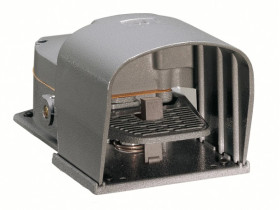 Wyłącznik nożny pojedynczy, z dźwignią bezpieczeństwa, z osłoną metalową, zestyki migowe 1Z 1R KR210S11