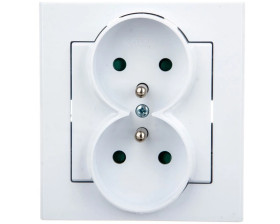 SONATA Gniazdo podwójne z uziemieniem z przesłonami torów prądowych, kompletne z ramką biały mat GP-2RZP/75