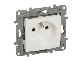 NILOE/NILOE SELECTION Gniazdo pojedyncze z uziemieniem zaciski śrubowe białe z przesłoną 764527 LEGRAND