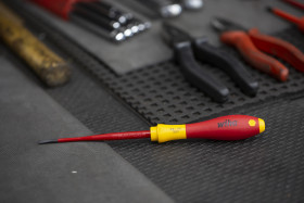 Wkrętak izolowany rozmiar końcówki: 3,5 mm, grot Płaska Wiha długość ostrza: 100 mm Wkrętak izolowany