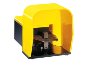 Wyłącznik nożny pojedynczy z blokadą pedału, osłona z tworzywa, zestyki migowe 1Z 1R KG220S11