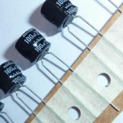 Kondensator elektrolityczny 100uF 25V 85' 8x8mm NICHICON USR1E101MCA1TE taśmowane